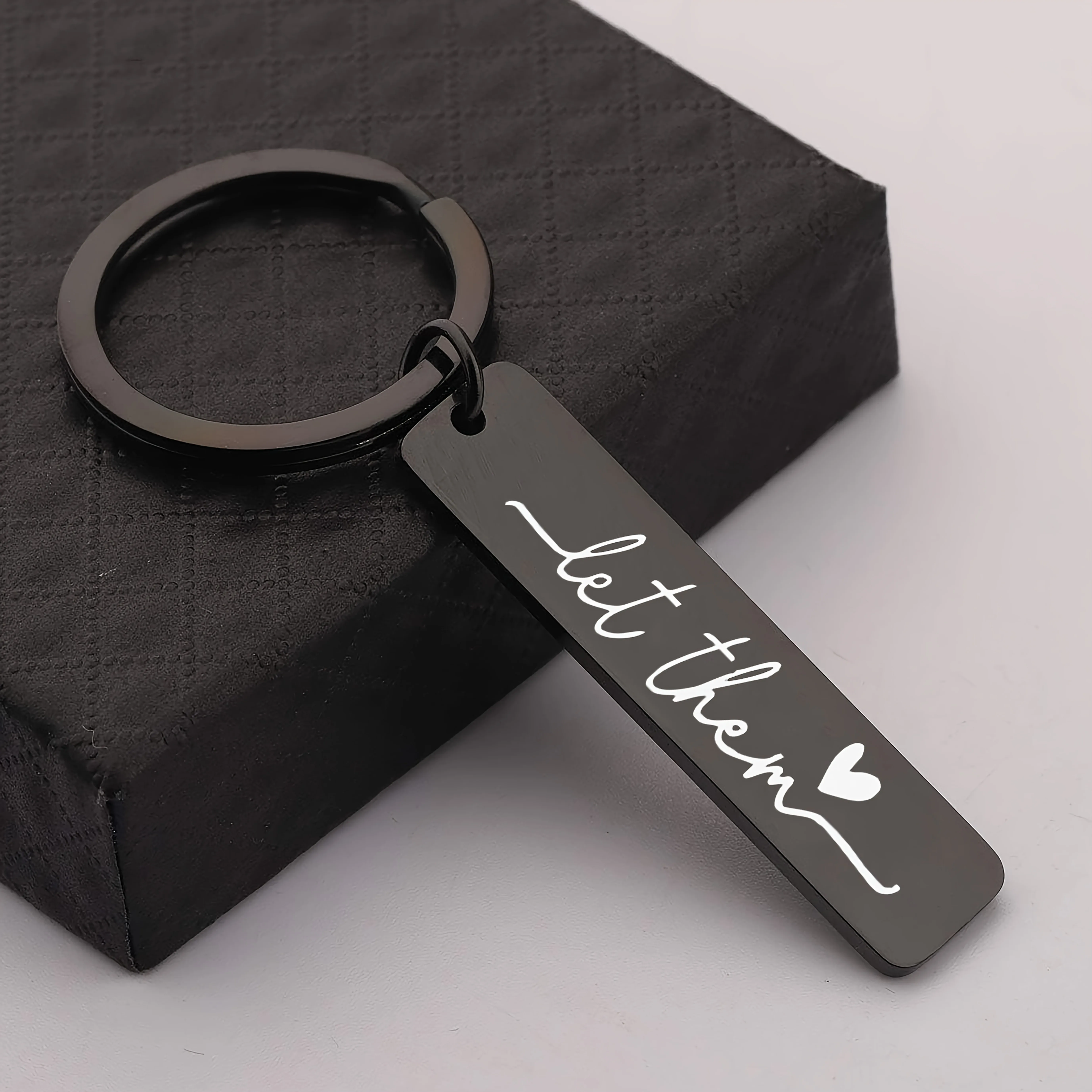 One piece, fashionable black keychain, "Let them" English flower-shaped characters with love, simple design and super durable, hanging key is practical and can be used as decoration, give it to yourself or friends, and easily grasp the sense of trend
