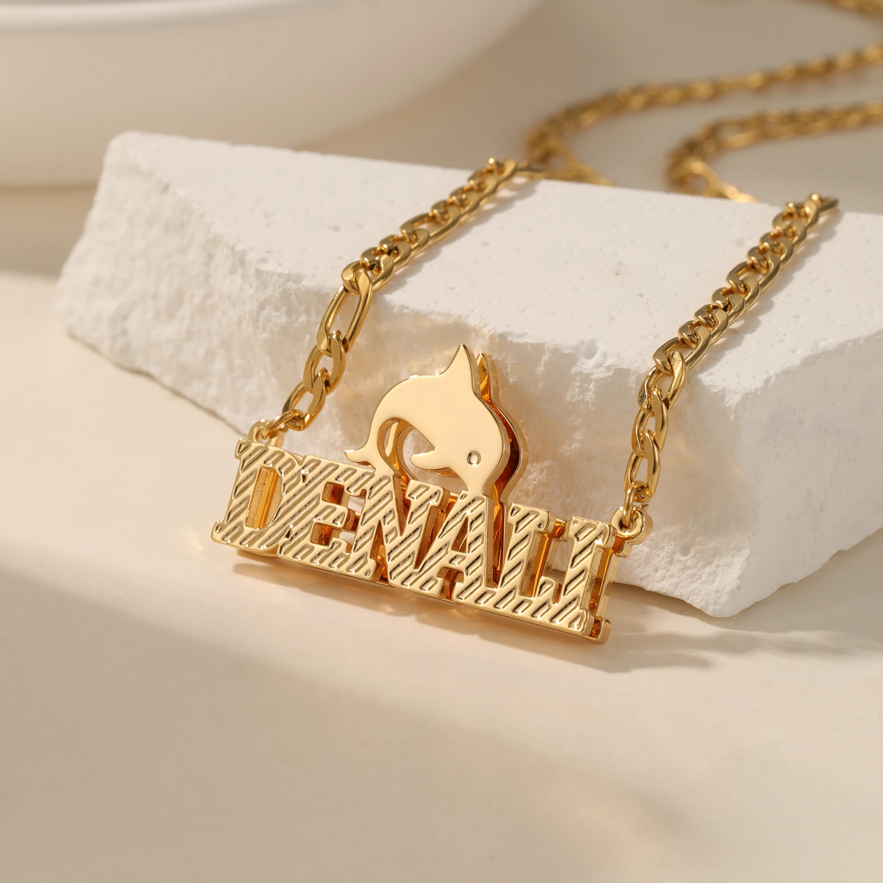 

Персонализированное ожерелье с именем в виде дельфина, гравированная именная табличка, подарок для детей, любящих дельфинов, для дочери, ювелирное изделие с покрытием из 18-каратного золота