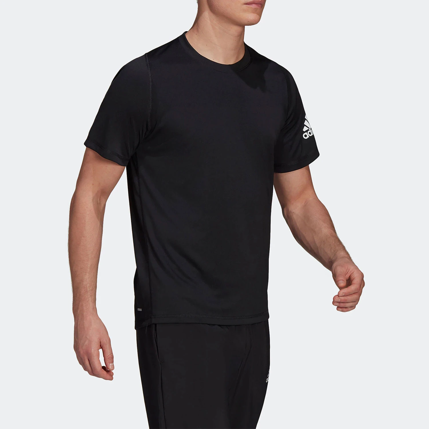 

Оригинальная мужская футболка Adidas New Season с круглым вырезом и короткими рукавами для занятий спортом и фитнесом GU2771