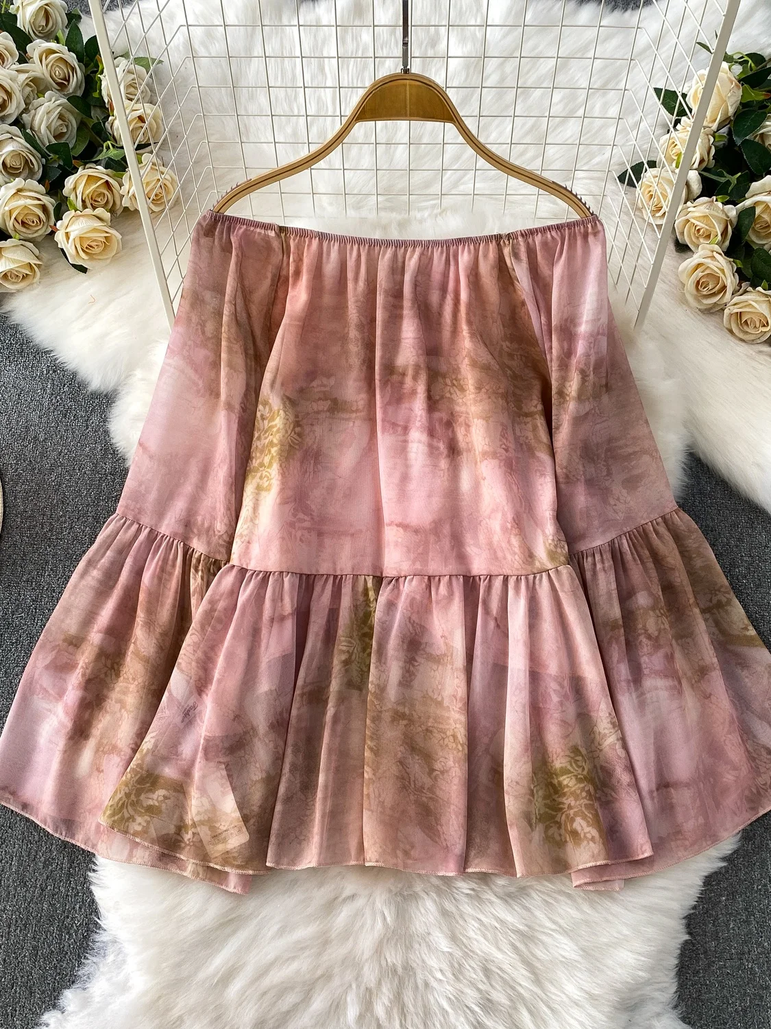   เสื้อพิมพ์ลายทรงหลวมแบบยุโรป แขนกระดิ่ง จับจีบ ทรงเข้ารูป ดีไซน์ไม่สมมาตร แต่งลูกปัด รุ่น Wind V-Ne สำหรับผู้หญิง