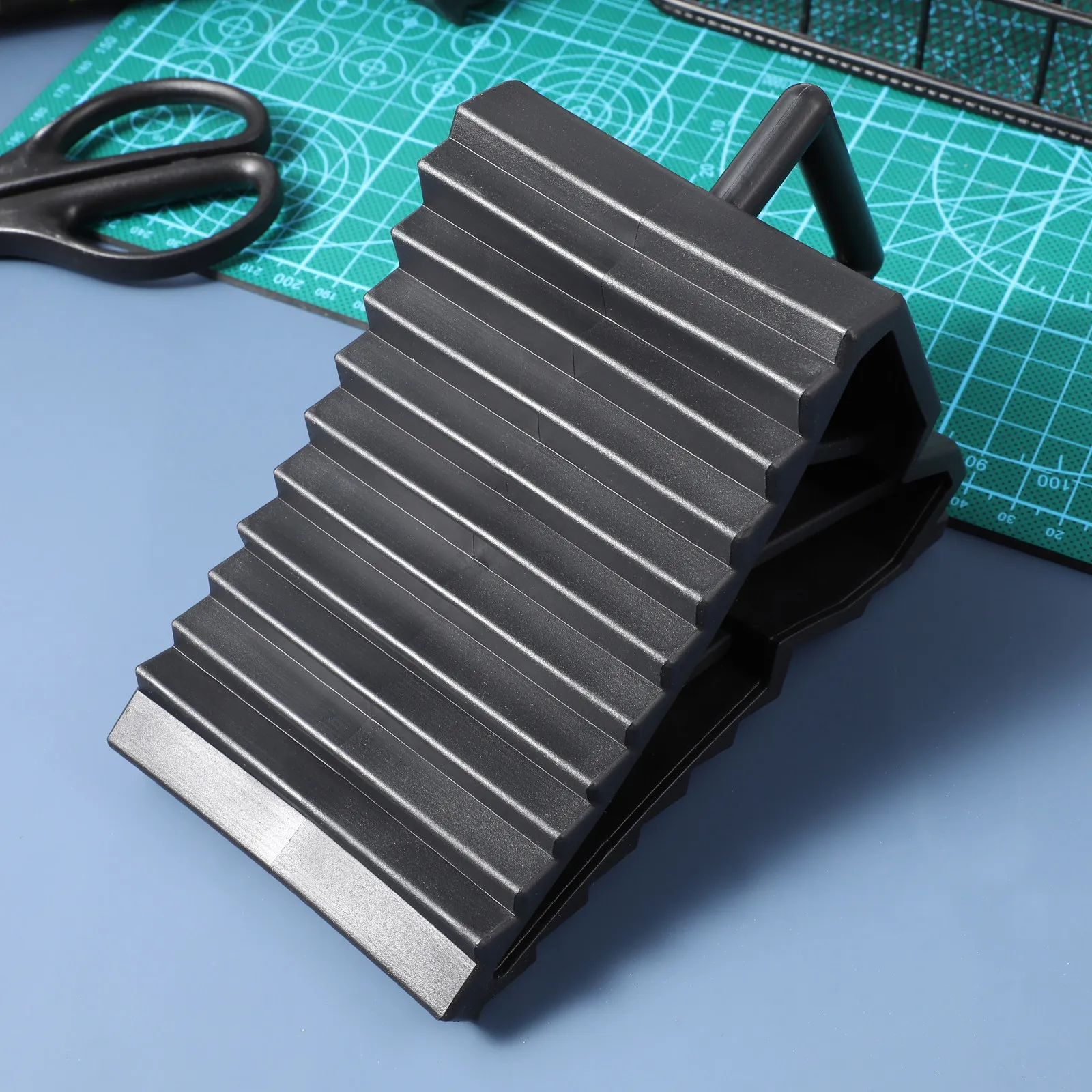 

2Pcs Heavy-Duty Car Tire Stop Control Black Plastic Triangle Pad Non-Slip Wheel Chock for Trucks Cars Stop Control