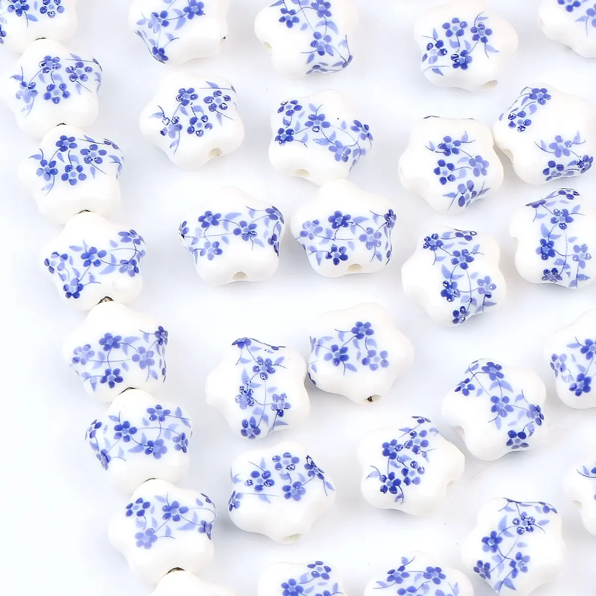 BIYBESZ Perles en céramique en forme de fleur peintes à la main pour bijoux, entretoise de bricolage, bracelet et collier, bleu, exécutif, adt, 1.5cm, 30 pièces
