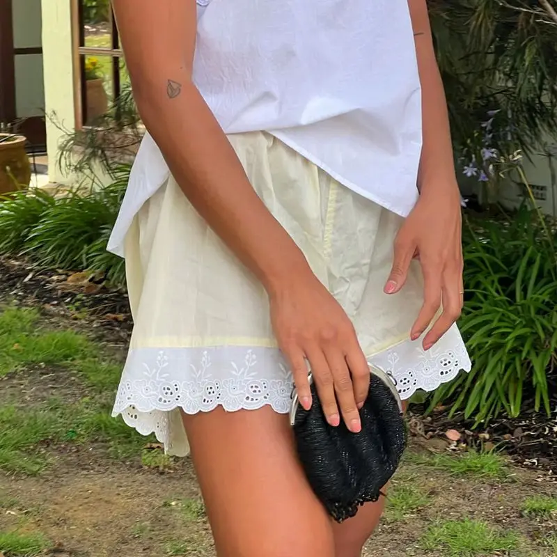 Celana pendek Pjs longgar musim panas wanita celana pendek pinggang tinggi elastis tambal sulam berongga bordir bunga kasual