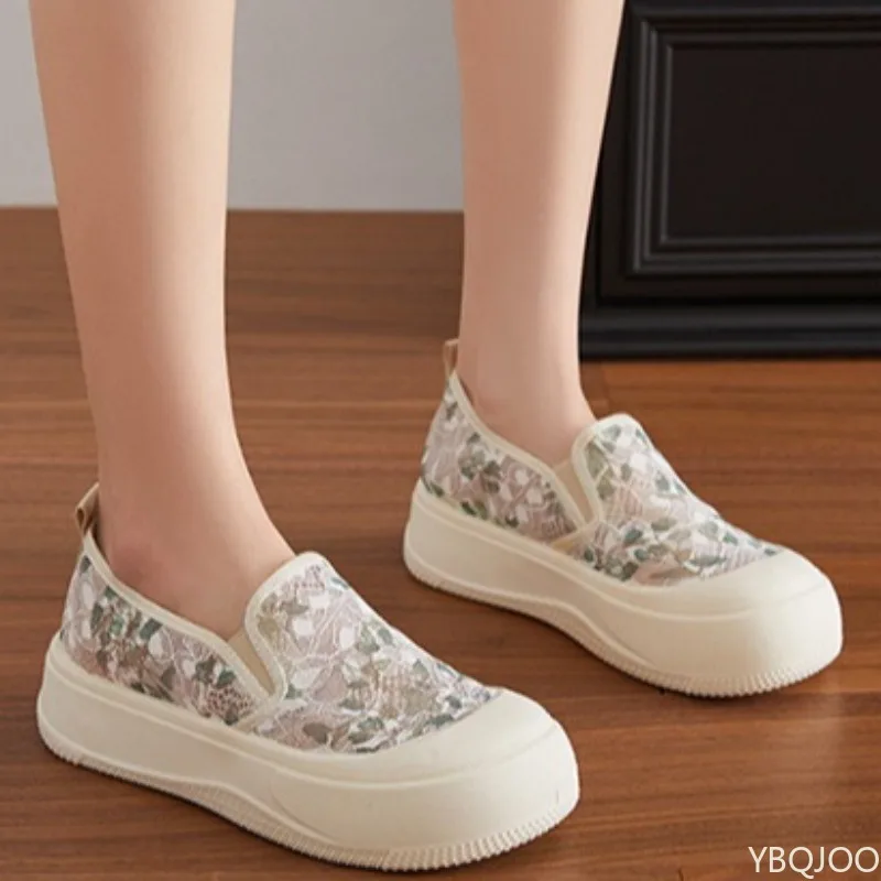 새로운 여름 경량 통기성 메쉬 천 신발 여성 캐주얼 편안한 부드러운 밑창 미끄럼 방지 두꺼운 밑창 키높이 신발