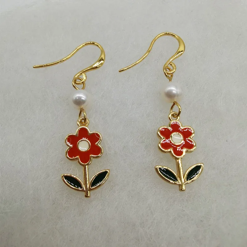 

Japanese Korean Simple Temperament Little Red Flowers Fresh Water Pearl Retro Chinese Face Slimming Enamel Earrings for Women