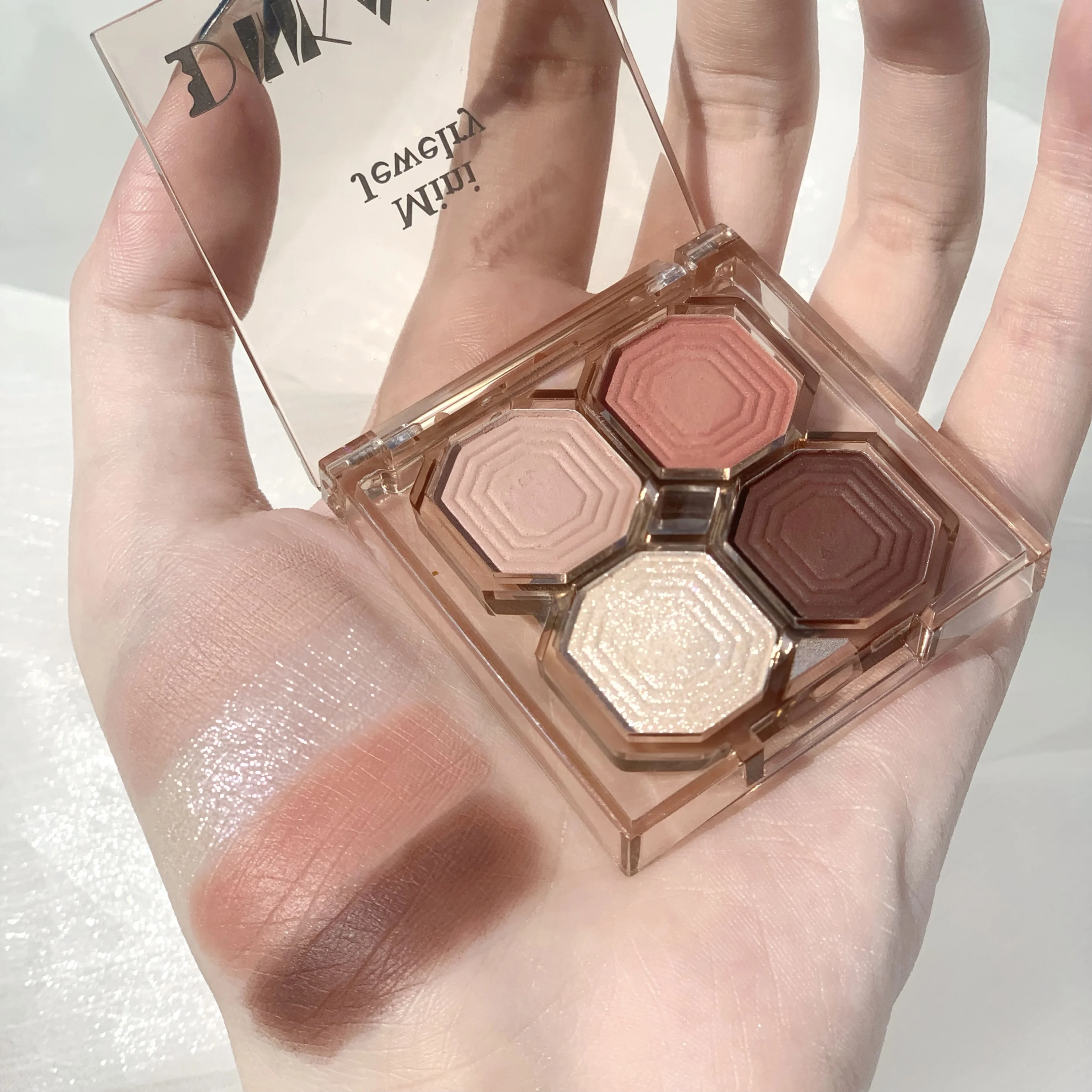 DIKALU 4색 아이섀도 펄 매트는 메이크업을 쉽게 지울 수 없는 학생들의 데일리 메이크업에 화사한 보석 아이섀도 트레이