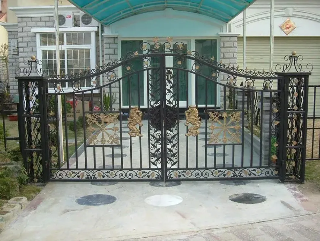 Decor Iron Gate，Easy Assemble Low Price，Security Gate，Sturdy Anti-Theft Ornate Scroll Design，Driveway Entry Gate，Outdoor Yard