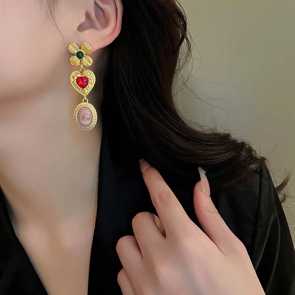 華麗でエレガントなヴィンテージネックレス、合金フラワーハートカメオブレスレット、輝く鎖骨チェーン、レトロなエンボスイヤリング、女性用