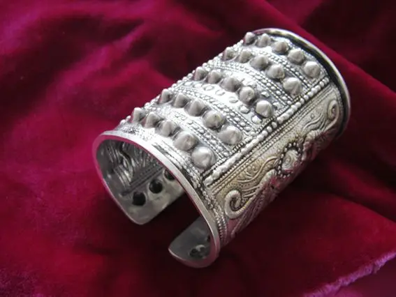 زوج من الأساور الفضية المنحوتة المصنوعة يدويًا على شكل زهرة فينيكس قويتشو مياو من آسيا والصين #4