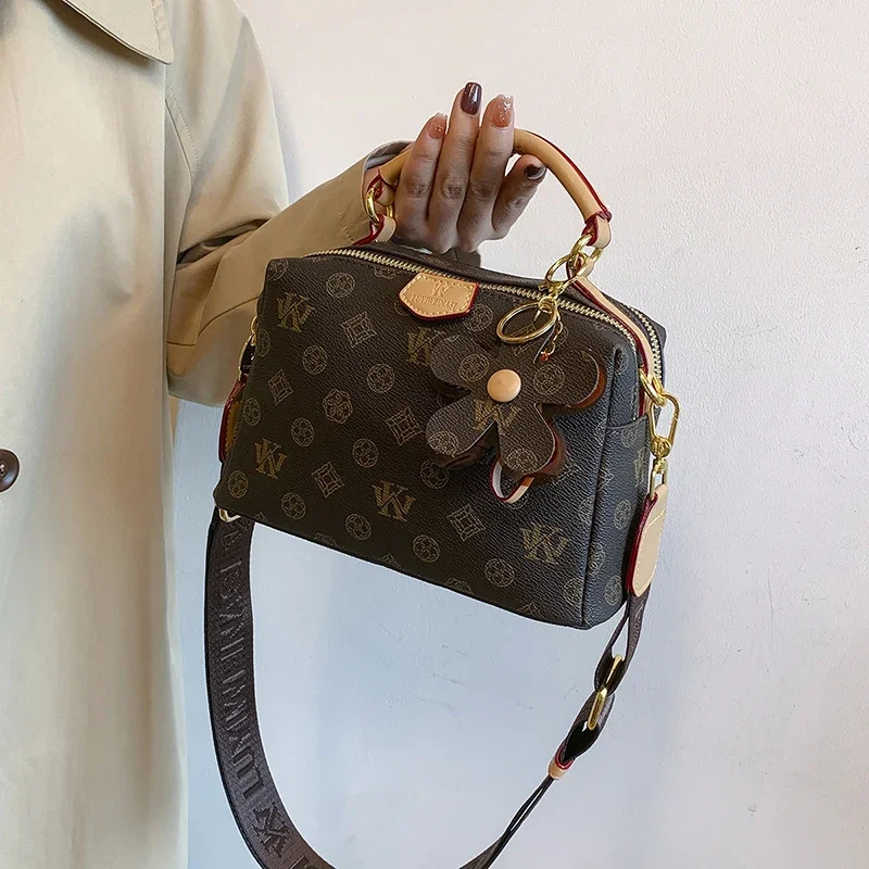 حقيبة يد فاخرة مستوحاة من الباريس للنساء حقيبة يد كروس أنيقة من الجلد البسيط مع تفاصيل عصرية