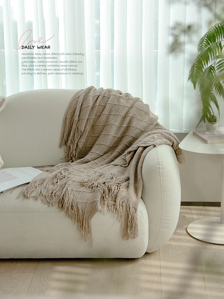 couverture-d'interieur-moelleuse-et-confortable-effet-nuage-imitation-cachemire-a-pompons-motif-losanges-collection-automne-2024