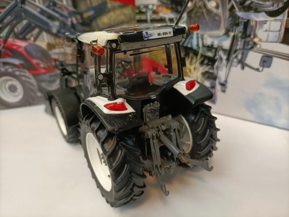 ROS VALTRA 1:32 A104 Loader Agricultural Tractor White Simulation Limited Edition Alloy Metal Static Car Model Toy Gift