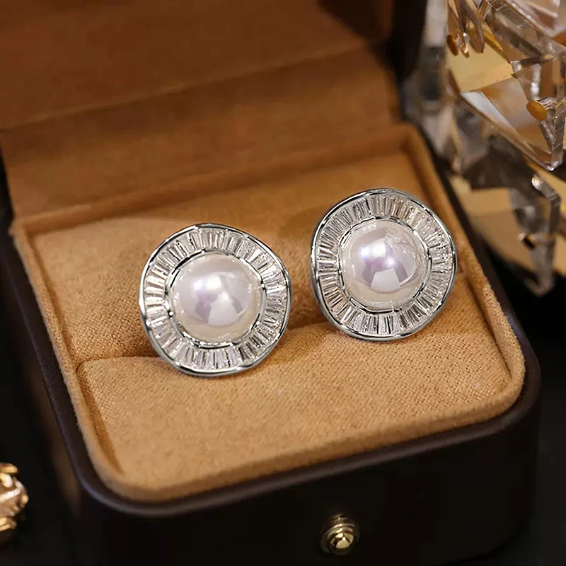 Huitan Unregelmäßige Runde Geformte Simulierte Perle Stud Ohrringe Frauen Silber Farbe Moderne dame Täglichen Verschleiß Ohrringe Modeschmuck
