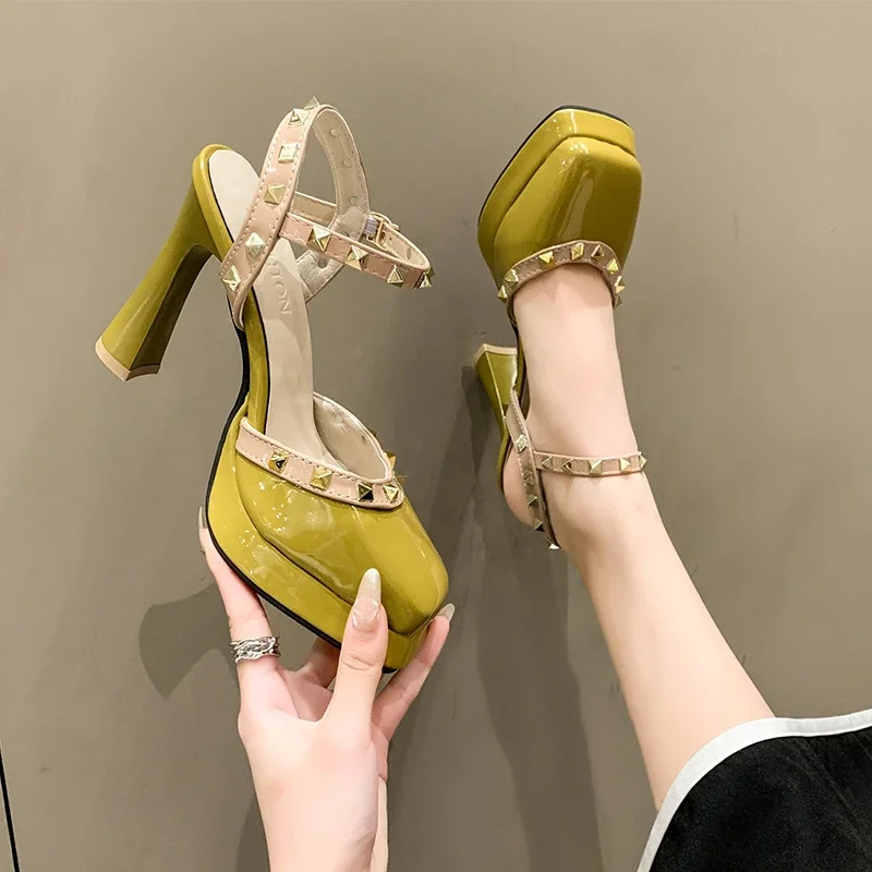 Новые женские сандалии 35-39, маленький размер, с квадратной головкой и заклепками, украшенная пряжкой, вечернее платье на высоком каблуке, модные непромокаемые туфли на платформе