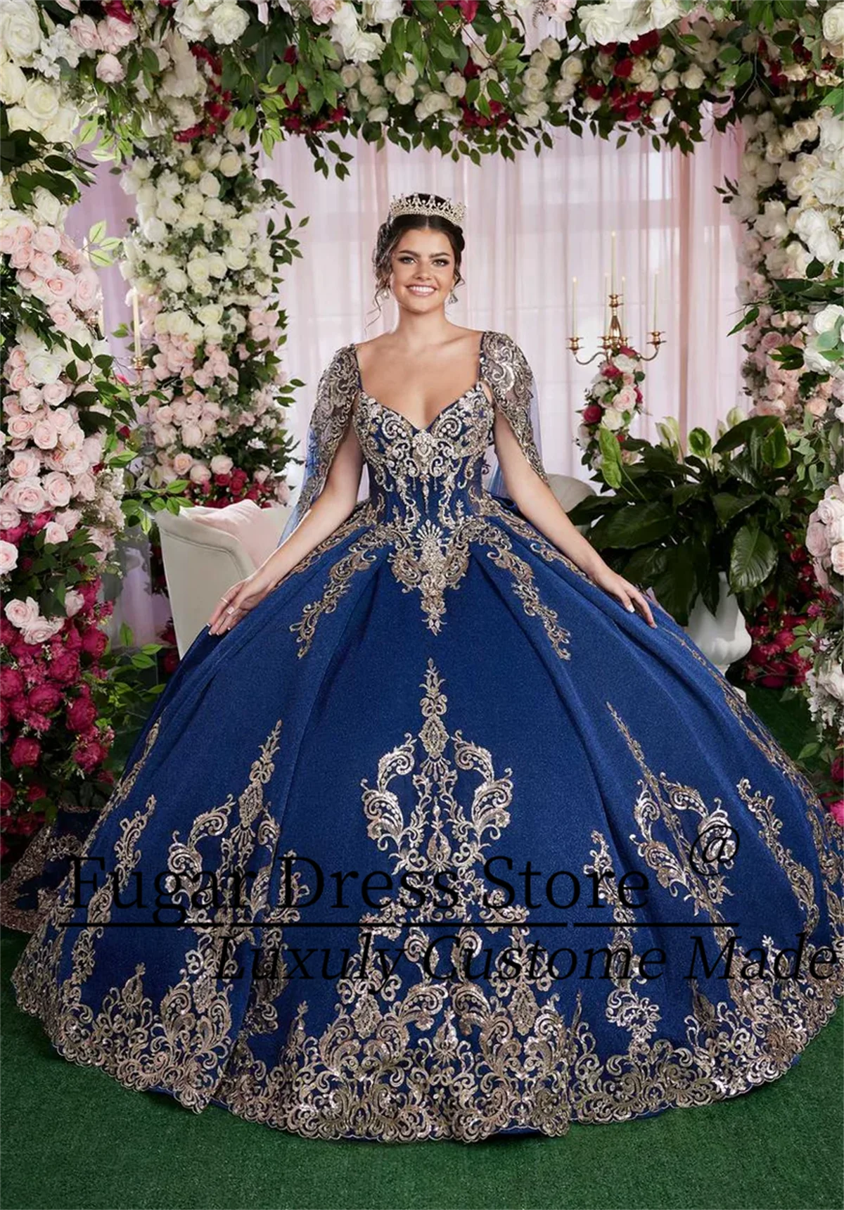 Elegante marineblaue Quinceanera-Kleider mit V-Ausschnitt. Luxuriöse Kristall- und Paillettenstickerei. Abnehmbare Schleife und Umhang