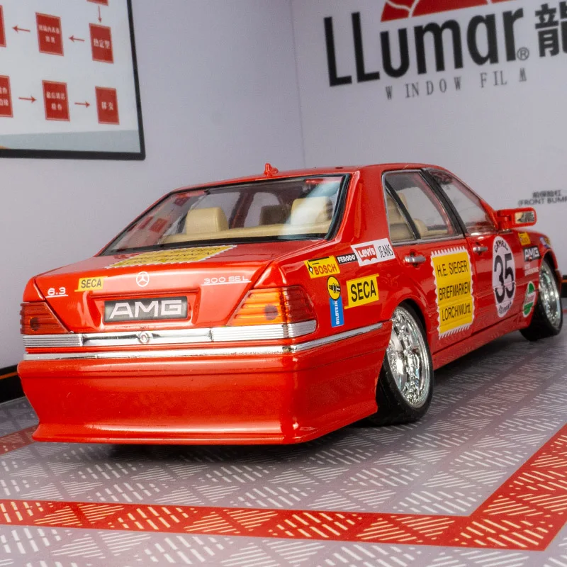 

Модель автомобиля из сплава W140 S320 1:24 имеет четыре двери, а передний капот и дверь багажника имеет имитирующие функции звука и освещения.