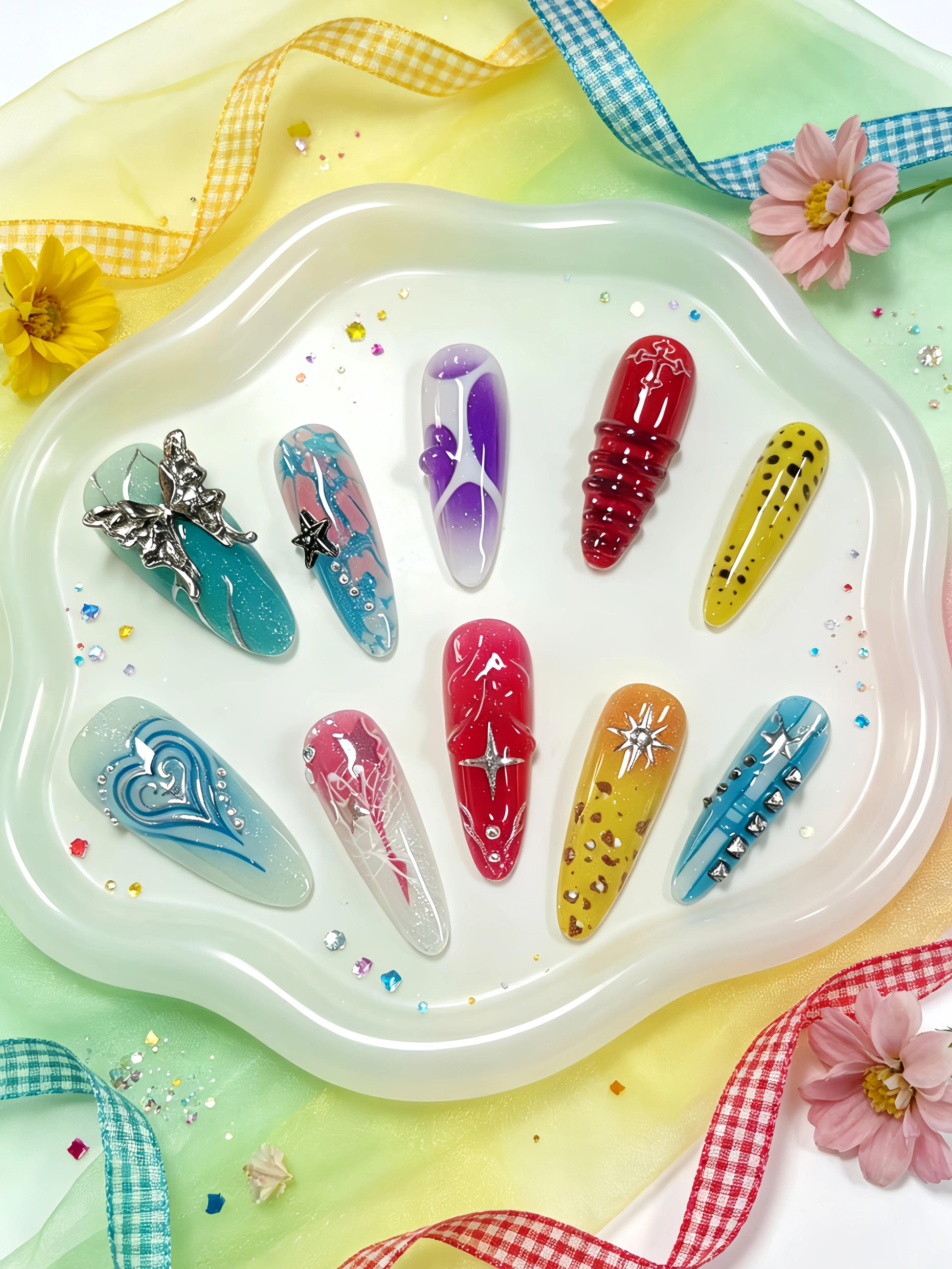 10 faux ongles longs en forme de goutte d'eau, patchs à ongles multicolores à haute saturation en vert menthe, bleu clair, blanc laiteux, orange, violet, etc. Faux ongles tendance avec des éléments tels que des papillo
