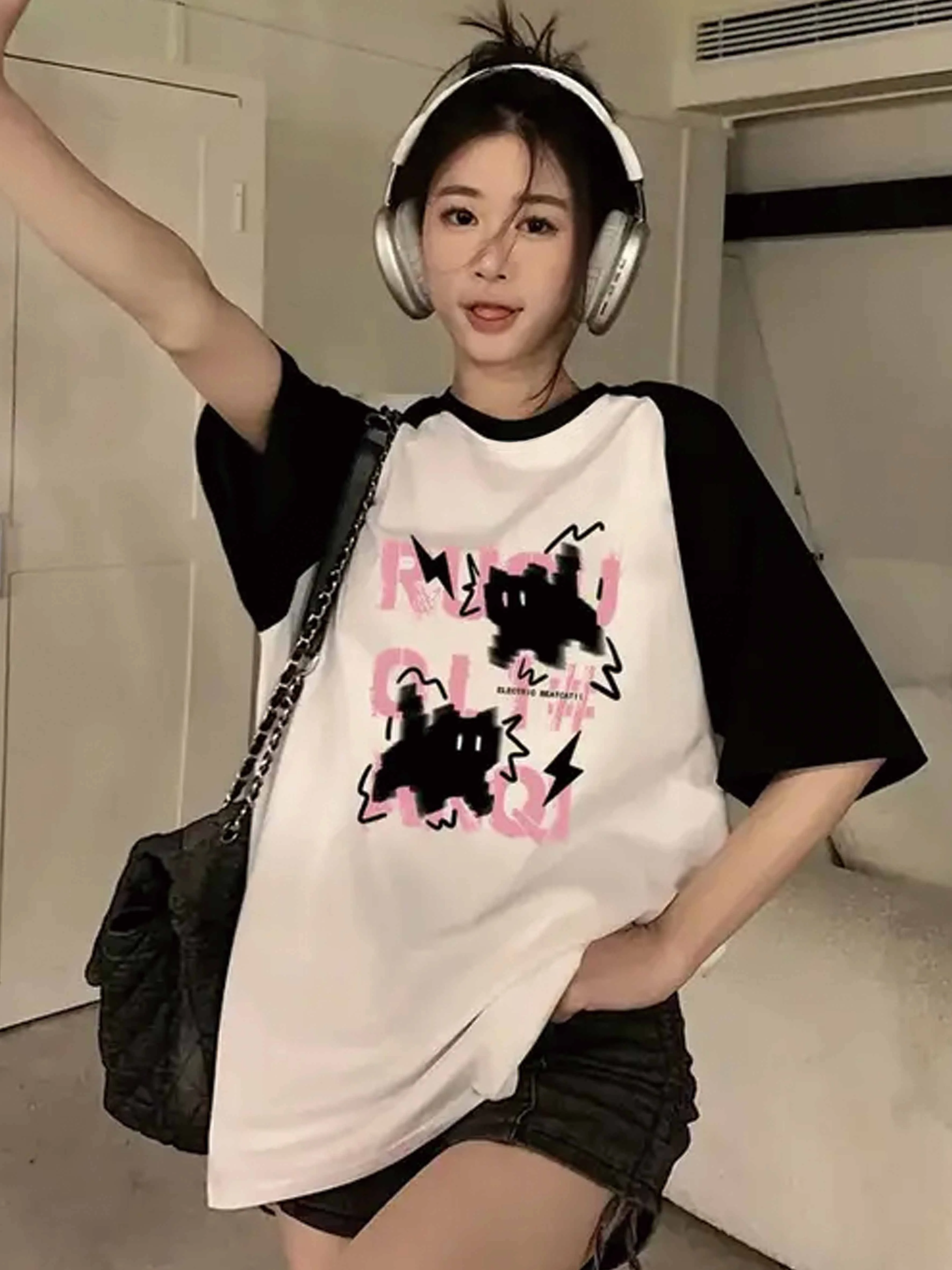 Y2K Street Style Sensation A Black and White Raglan T-Shirt with Cat Graffiti That Stands Out Harajuku Tshirt Female Clothes