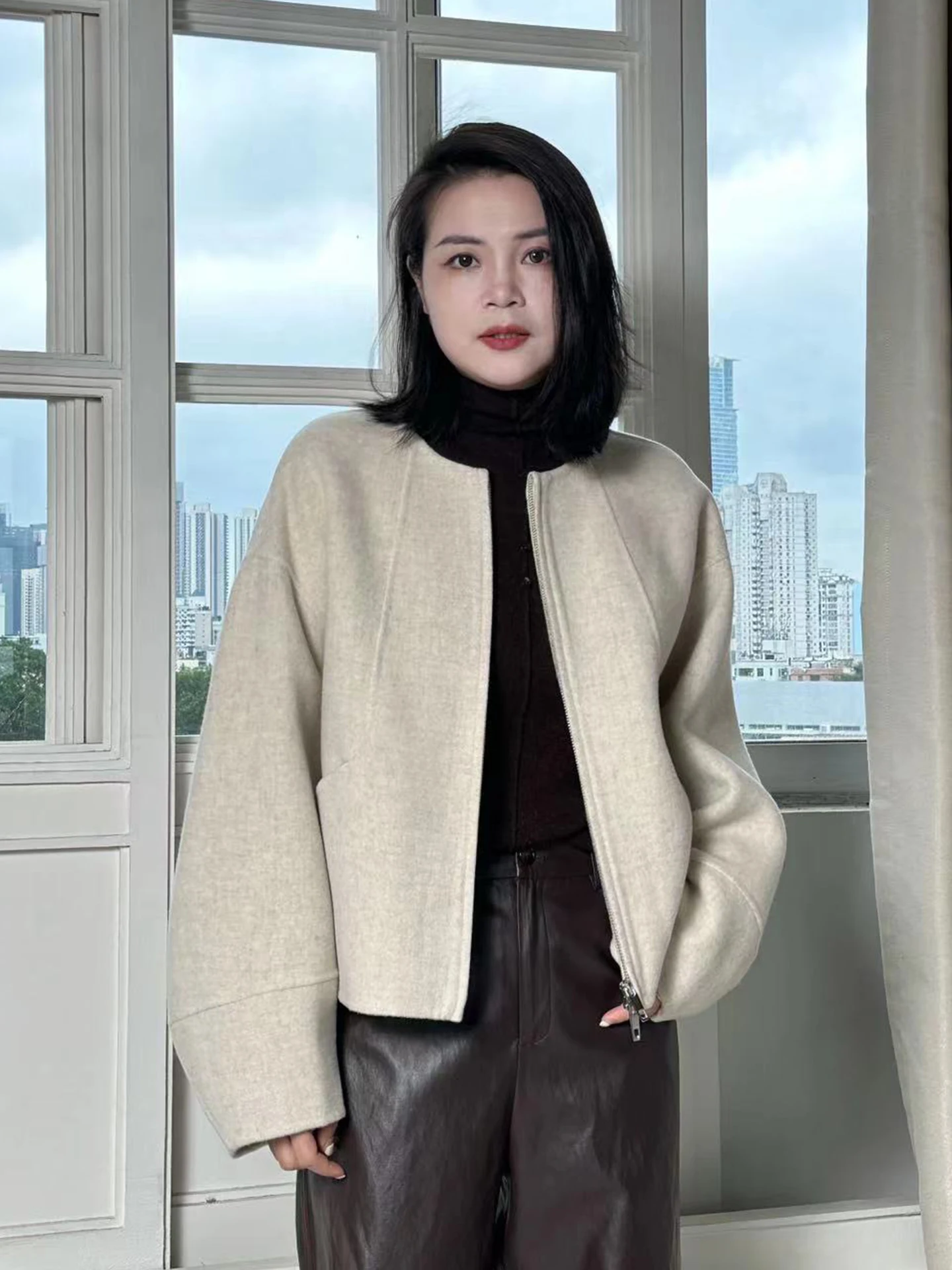 

Модное двустороннее шерстяное пальто JanZhang2025: Новинка осенне-зимнего сезона, на молнии, с круглым вырезом, в стиле OL, для повседневной носки