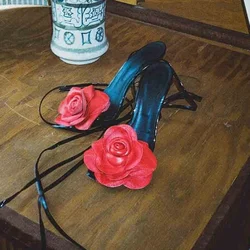 Tacchi a spillo neri e rossi eleganti sandali con fiori da sposa con punta quadrata stringate Slingback scarpe Casual da festa per abiti da donna alla moda