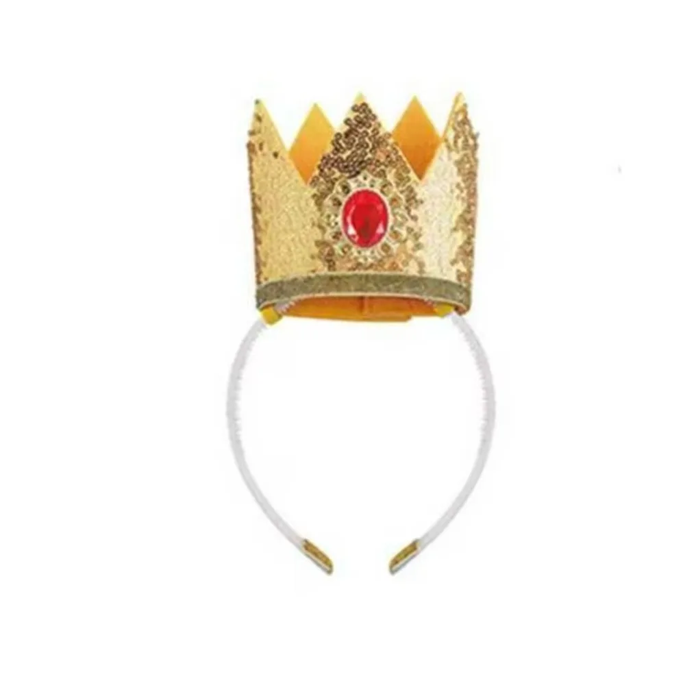 Festa temática de dramatização, acessórios de fantasia de festa: coroa, cetro vermelho, gola, luvas vermelhas e meias xadrez até o joelho.