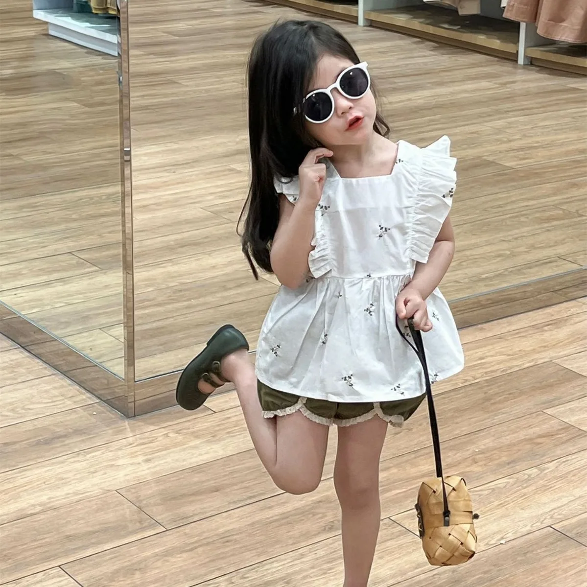 

Girl Clothes Suit 2024 Summer Korean Style New Girls Embroidered Flowers Flying Sleeve Vest Top and Lace Shorts 2-piece Set