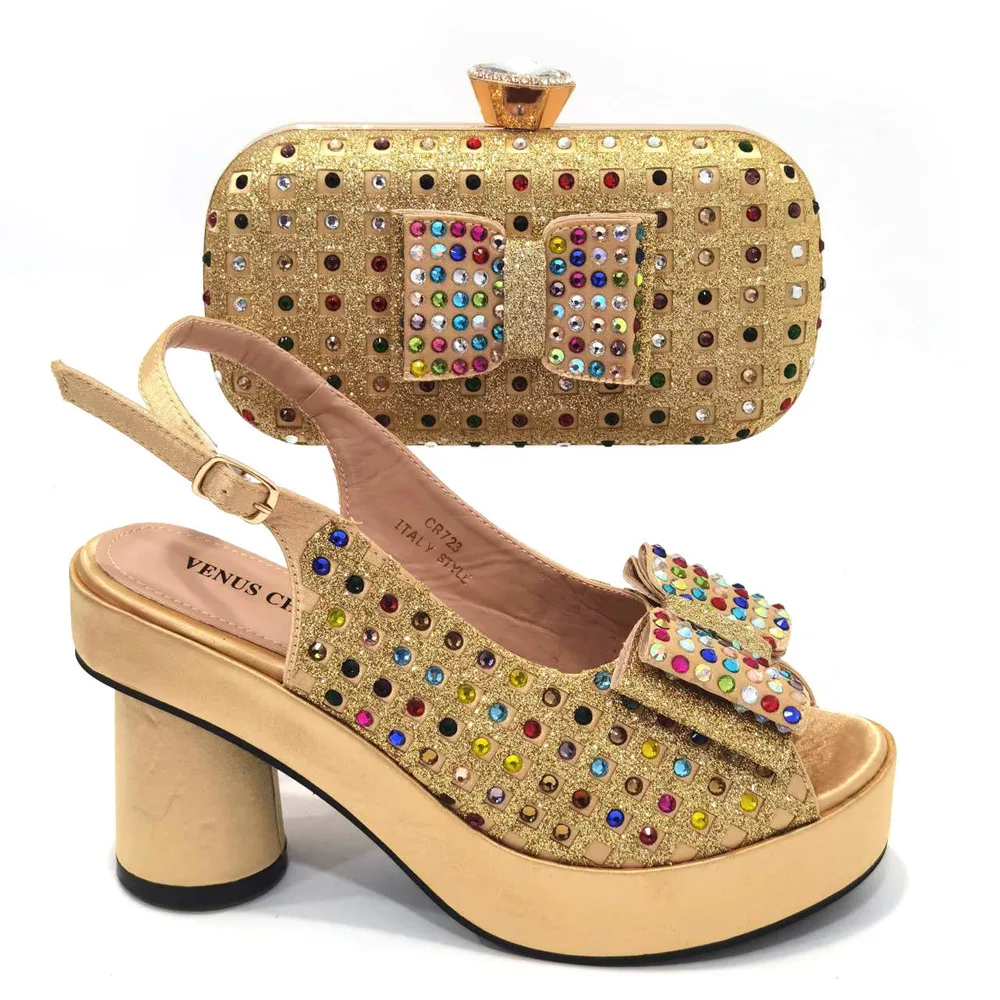 

2025 г., свежие красивые женские туфли зеленого цвета в тотемном стиле, дизайн со стразами, вечерние женские туфли и сумки