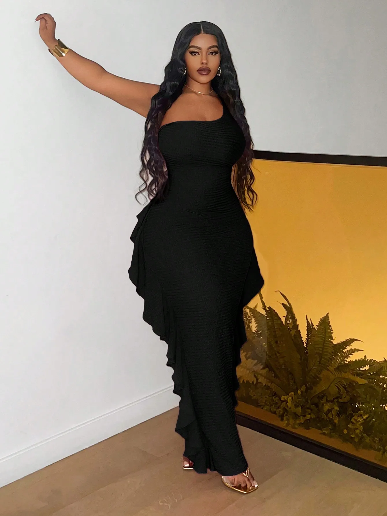 

Черное облегающее макси-платье на одно плечо с рюшами и фактурной эластичной тканью