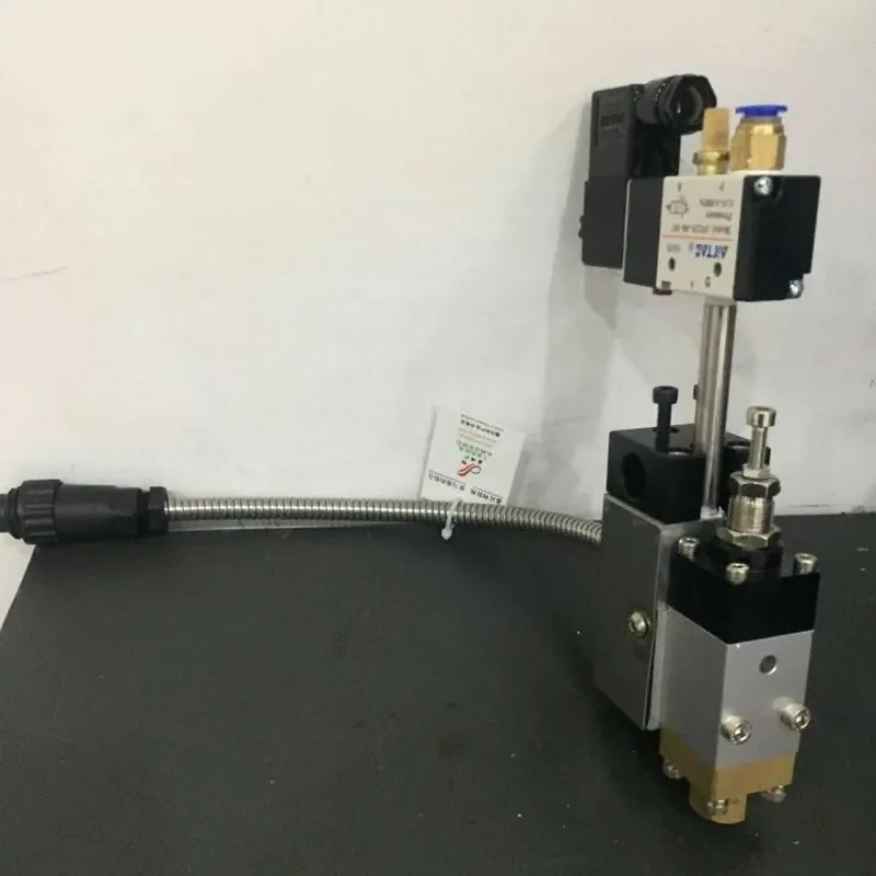 

Hot Melt Glue Scraping with Nozzle, Compact and Portable Design
