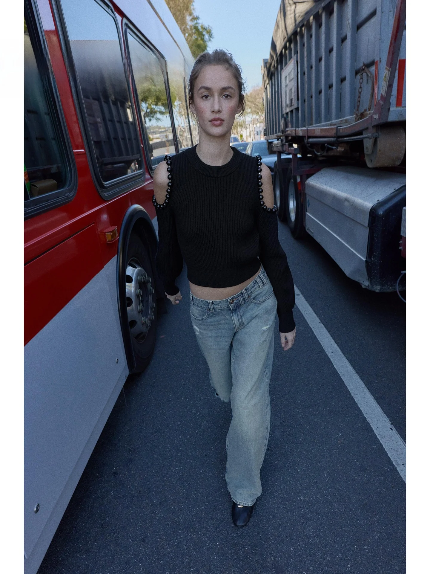 

Летний женский топ 2026 года: вязаный, с длинным рукавом, круглым вырезом, модный, с ажурными элементами и декором в виде шариков, в повседневном стиле, с открытой спиной