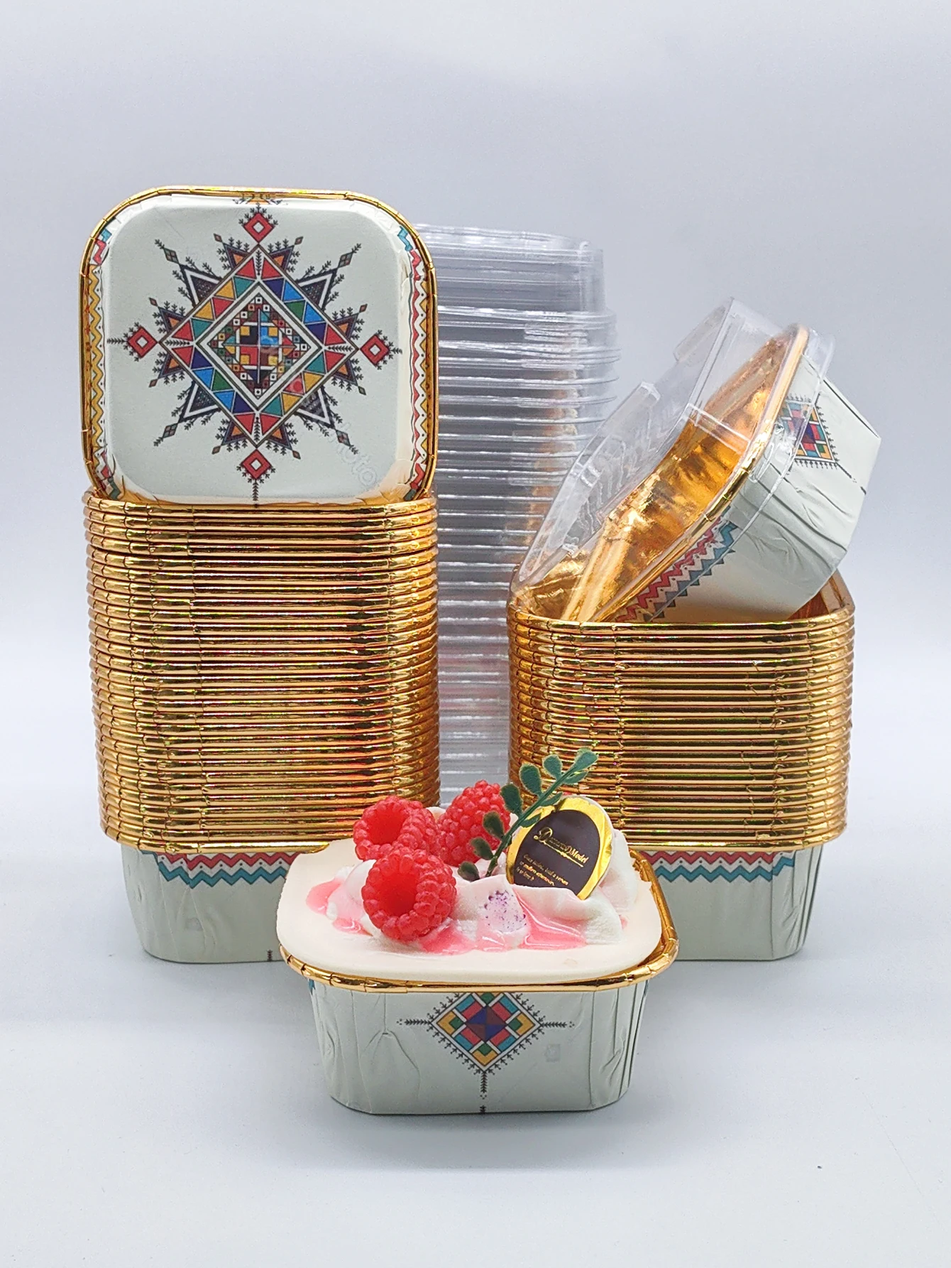 Set, 50 stuks muffinbekers met deksels, 50 stuks wegwerp cupcakebekers met deksels, hittebestendige glanzende cupcakevoeringen