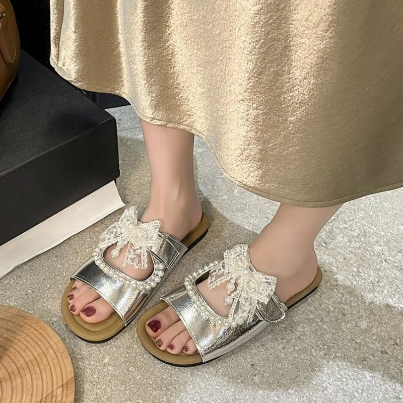 

Женские шлепанцы с бантом и бусинами, новинка 2026 года, на шнуровке, модные повседневные сандалии, мягкие пляжные туфли