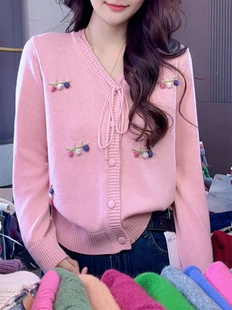 

Корейский вязаный кардиган с нежной вышивкой и V-образным вырезом, осенне-зимняя новинка, большие размеры, универсальный, омолаживающий эффект