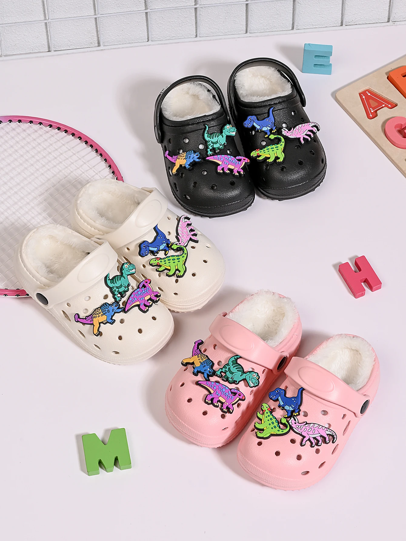 شباشب أطفال جديدة بنعال ناعمة مريحة دافئة، مع دعم كعب، مناسبة للمشي في الأماكن المغلقة، ملابس غير رسمية في الهواء الطلق