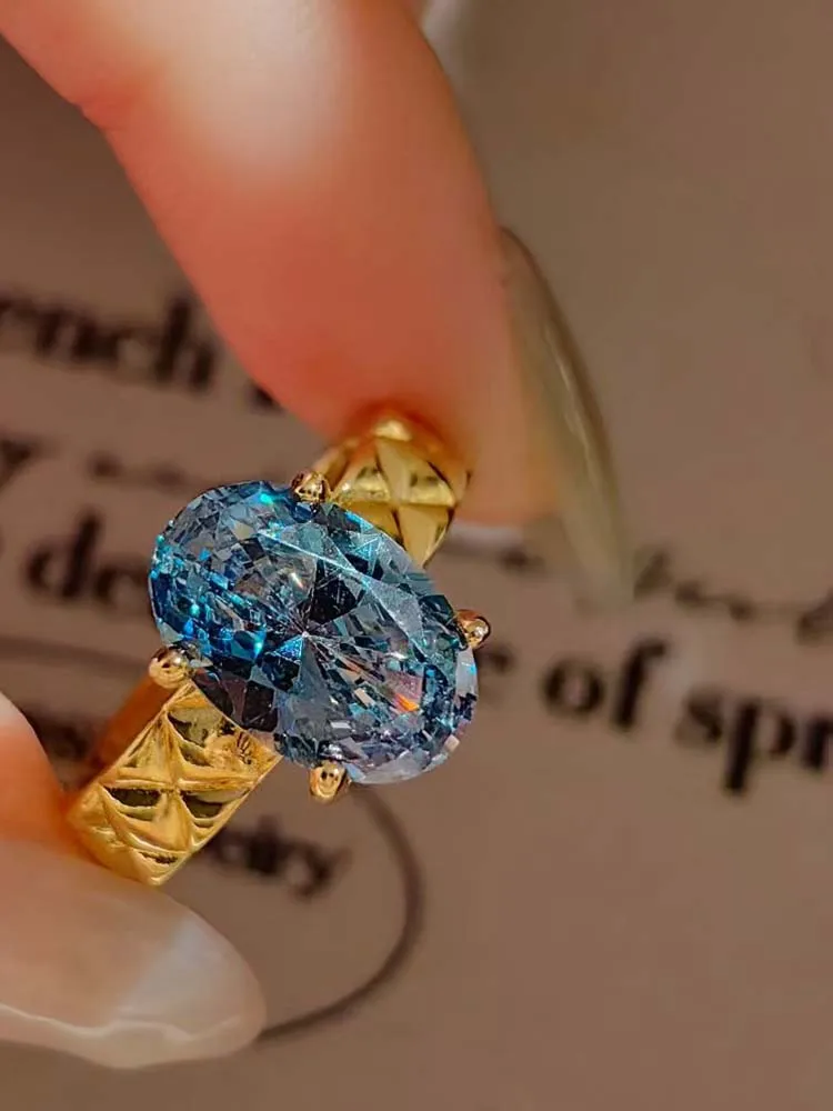 Luxury-Style Gold Checkered Ring - Retro Fashion Four-Carat Set with Pear-shaped Gemstones for Women