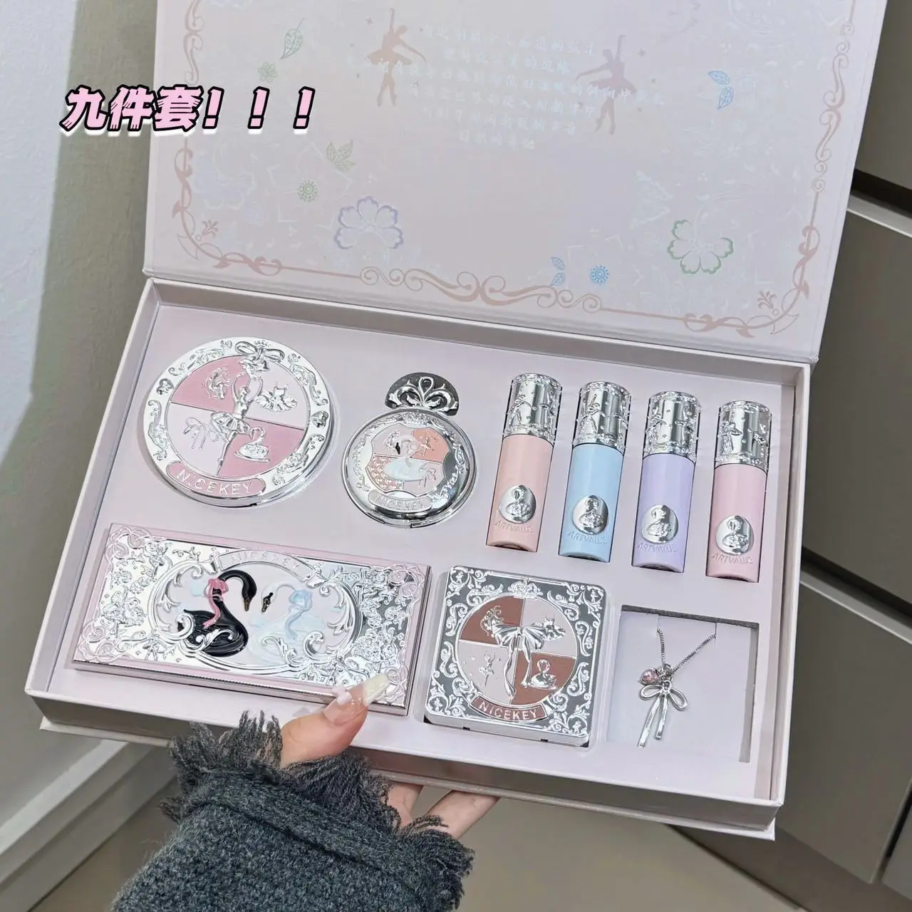 Flower Knows maquillage papillon arc coeur limité rouge à lèvres poudre Blush fard à paupières maquillage coffret cadeau et collier cadeaux pour les femmes