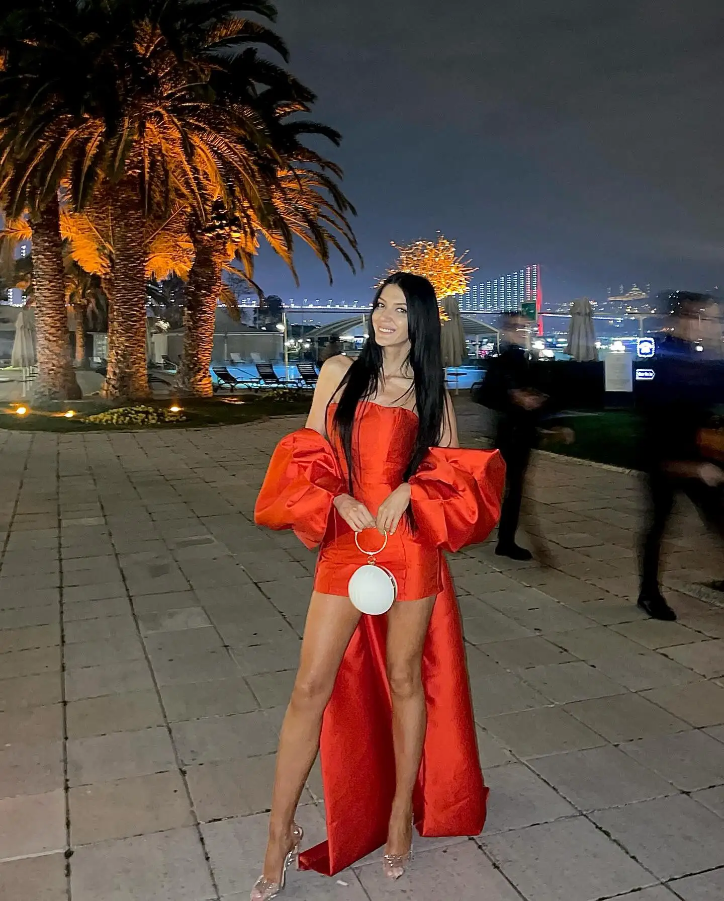 فستان سهرة من الساتان بأكمام منتفخة بدون أكتاف مع ذيل طويل فريد من نوعه من قماش التفتا للحفلات الراقصة الليلية