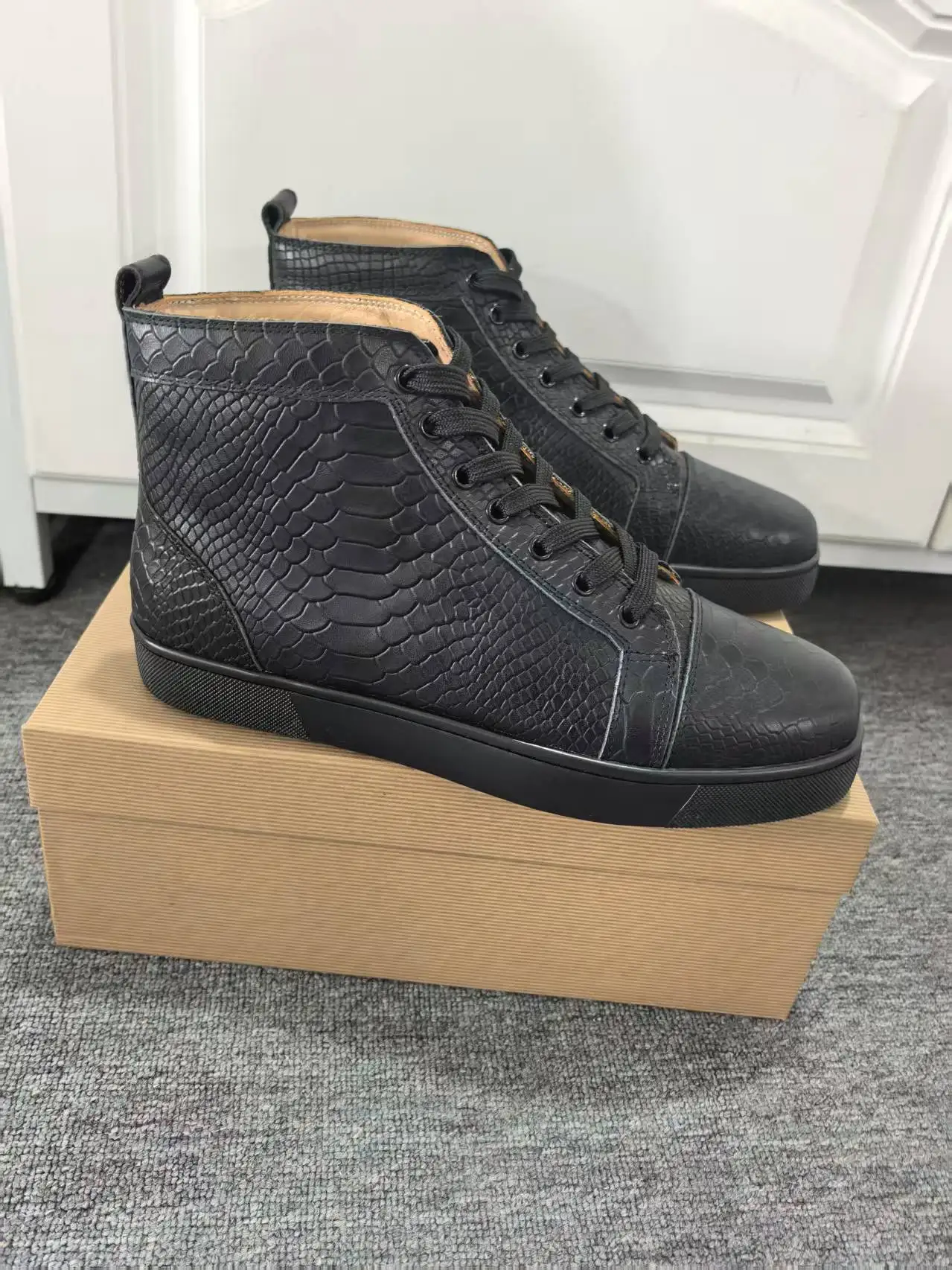 

Новинка весны 2024, мужская черная повседневная спортивная обувь с высоким берцем, повседневная офисная уличная мужская обувь с круглым носком на плоской подошве со шнуровкой