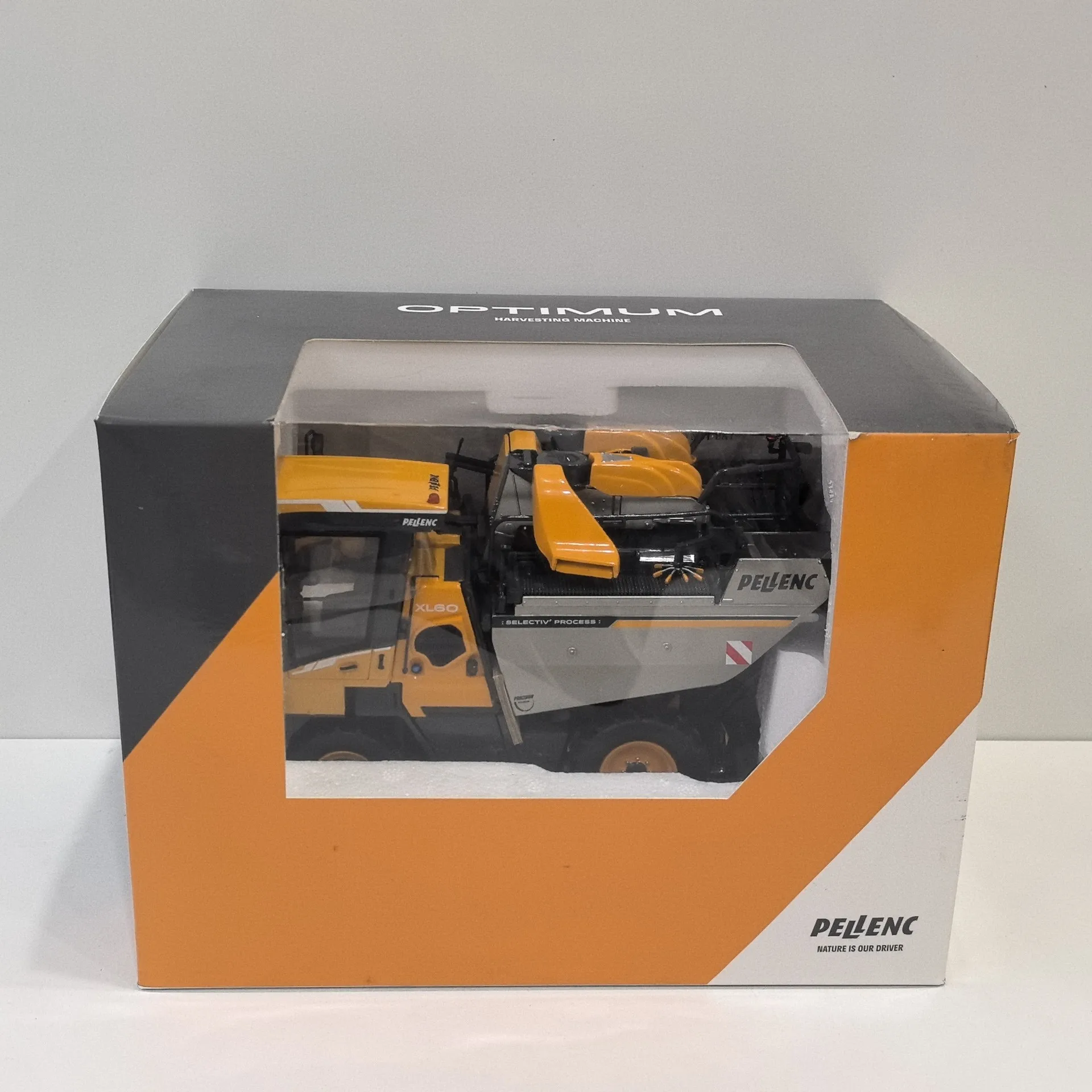 

Diecast 1/32 Scale PELLENC OPTIMUM XL60 Agricultural Machinery Alloy Car Model Collectible Toy Gift Souvenir Display Ornament