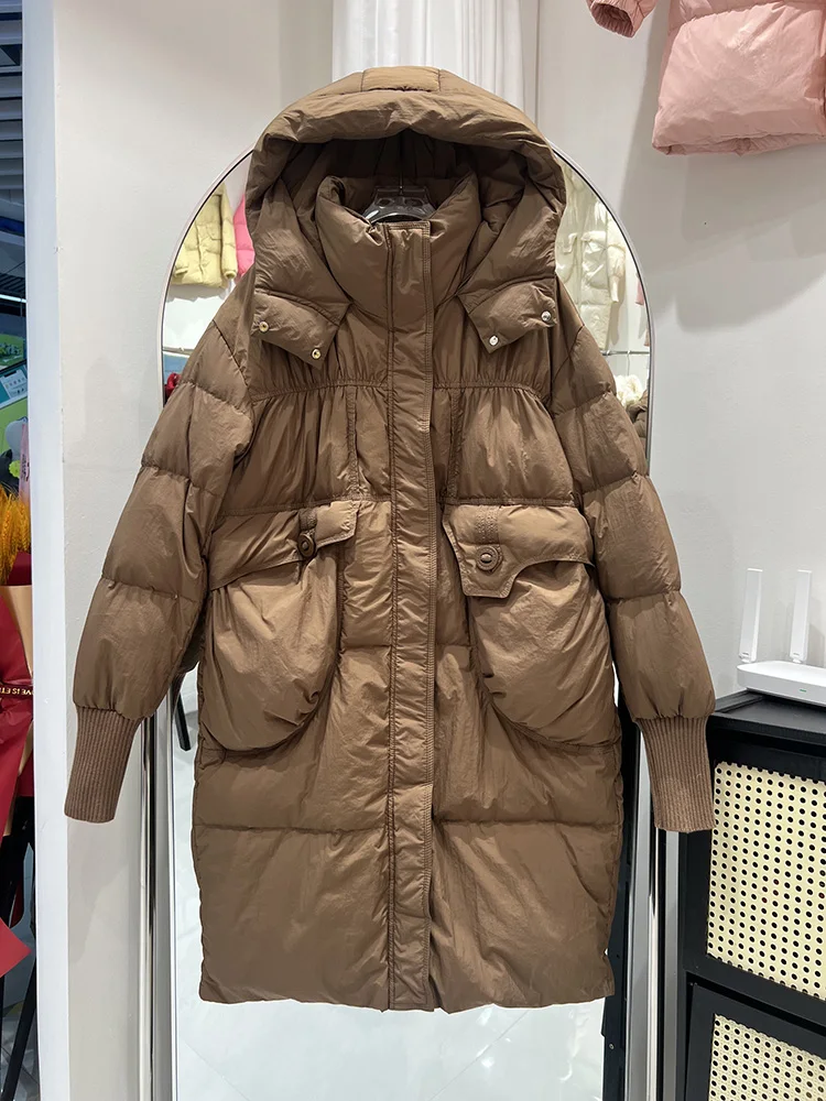 Piumino alla moda da donna 2025 nuovo piumino d'anatra bianco allentato con cappuccio spesso da media a lunga tasca grande maniche lavorate a maglia