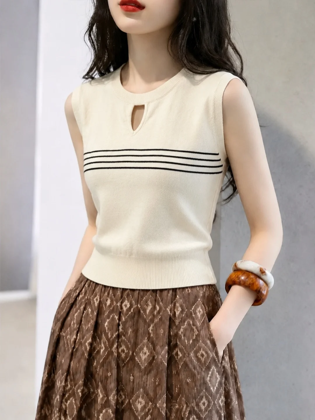 2026 Autumn New Arrival Simple Style Striped Knitted Vest Korean Design Versatile Elegant Top Commute Style Soft Fabric