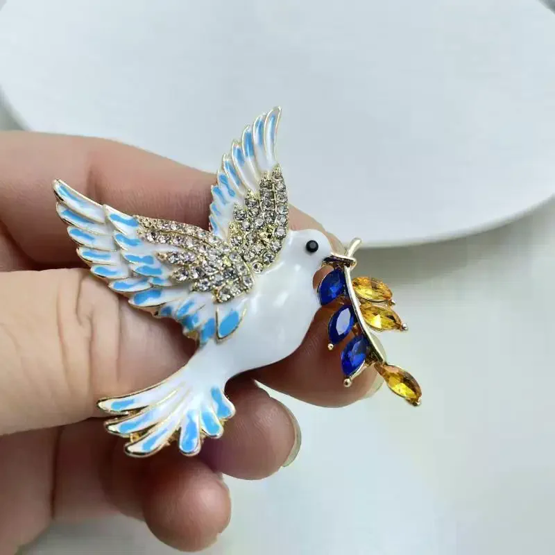 Pigeon Brooch Fashion Accessory Women Bird Wing Brooch Pin Sparkling Rhinestone Pigeon Corsage Retro Style Clothing Accessories