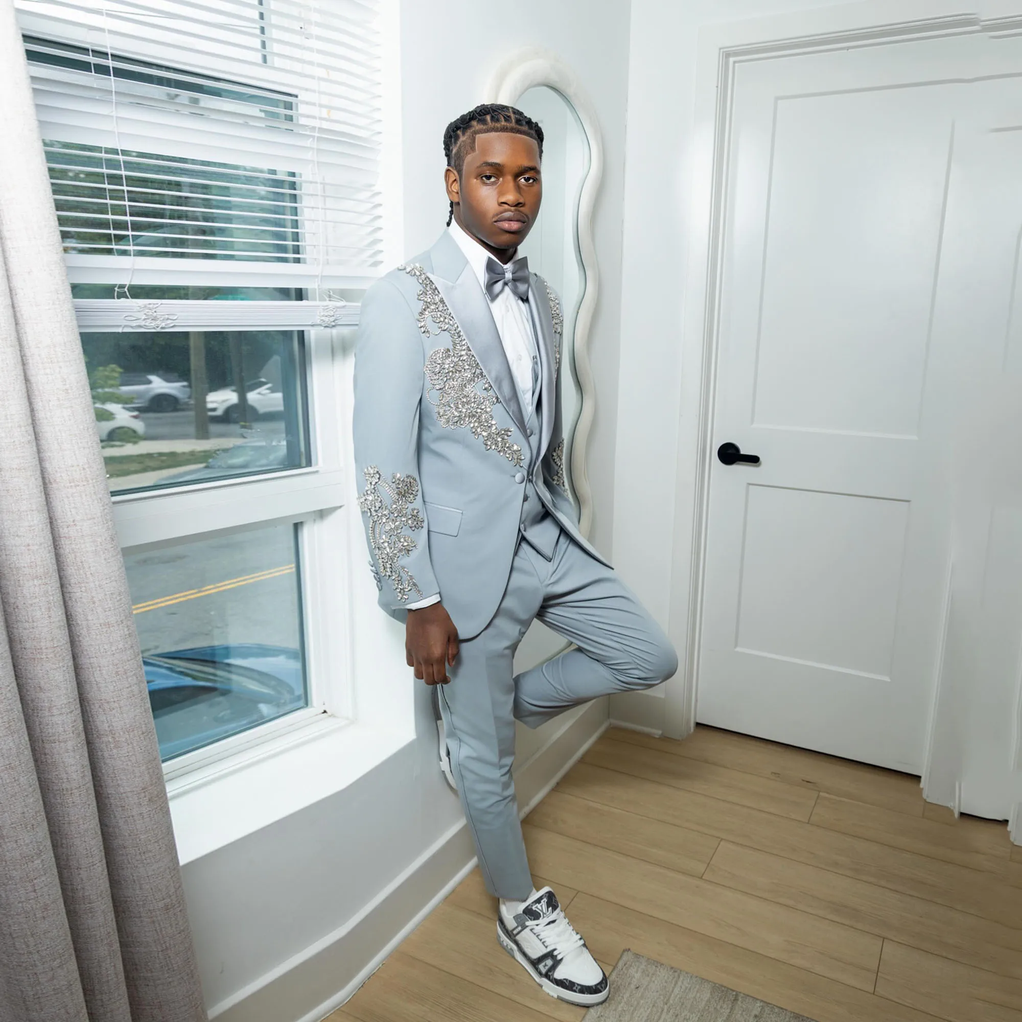 

Men Light Blue 3 Pieces Tuxedo Silver Rhinestone Blazer Vest Pants Set African Slim Fit Luxury Crystal Beaded Suit Customized