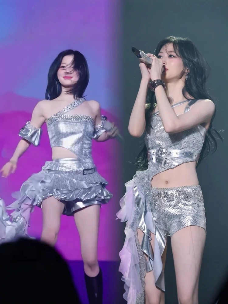 

Серебряный костюм для танцевальных выступлений в стиле K-pop от Heavy Industry: сценический наряд Baby Monster, модная танцевальная одежда для женских групп