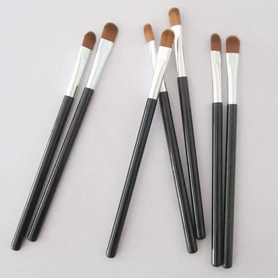 1Pc Portable Long Handle Eyeshadow Brush - Supple Eye Makeup Tool For Women, Travel Essential | Perfect For Self-Use & Gifting