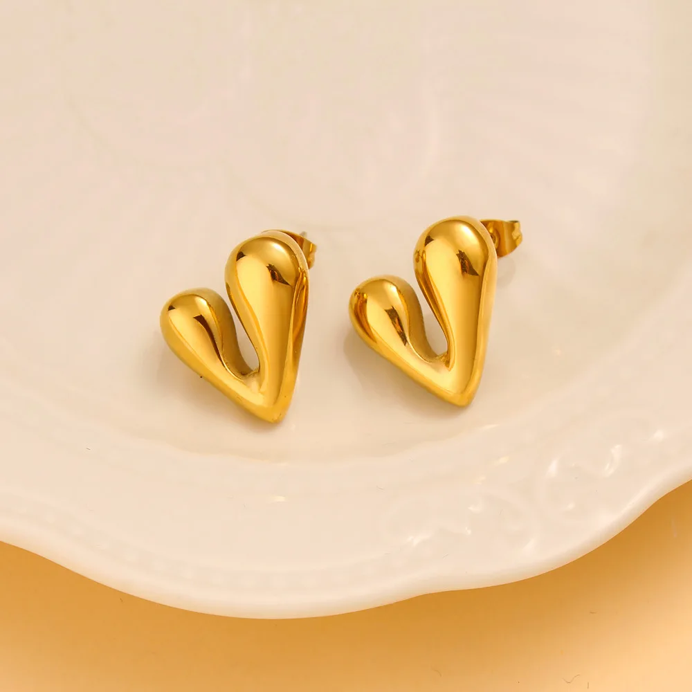 

DIY accessories High-end love design earrings simple niche stainless steel gold-plated heart stud earrings fashion niche earring