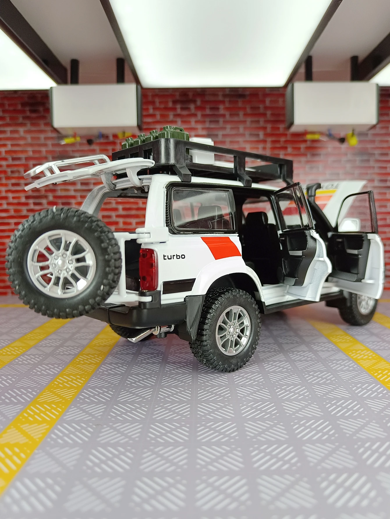Modelo de vehículo todoterreno de aleación Toyota Land Cruiser LC80 1:24, colección de accesorios de coche, puertas y capó de motor, el maletero se puede abrir