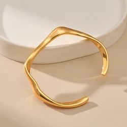 Minimalisme Onregelmatige Lijn Gedraaid Ontwerp Chunky Metalen Vrouwen Sieraden Gepersonaliseerde Mode 18K Vergulde Open Armband