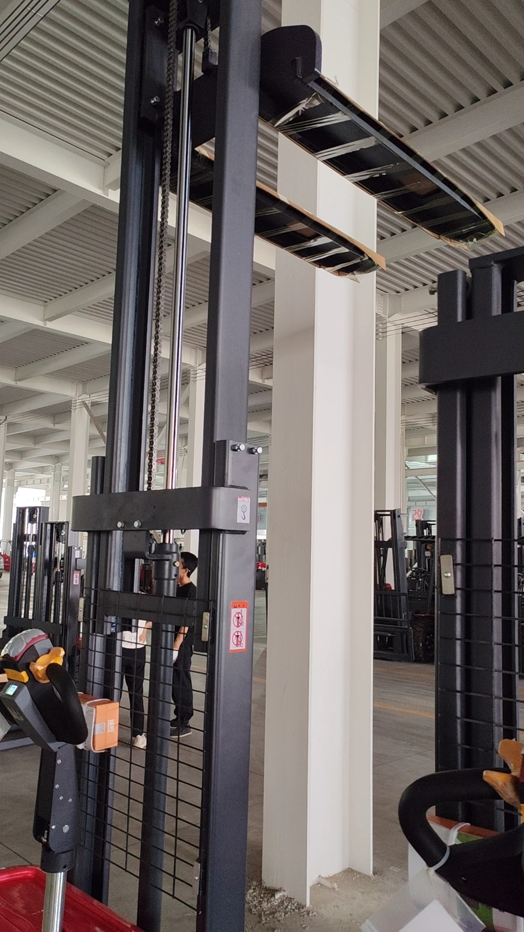 YG Customized The Stacker Truck With A Capacity Of 1.5 To 2 Tons And A Maximum Height Of 5 Meters Meets The Stacking Requirement