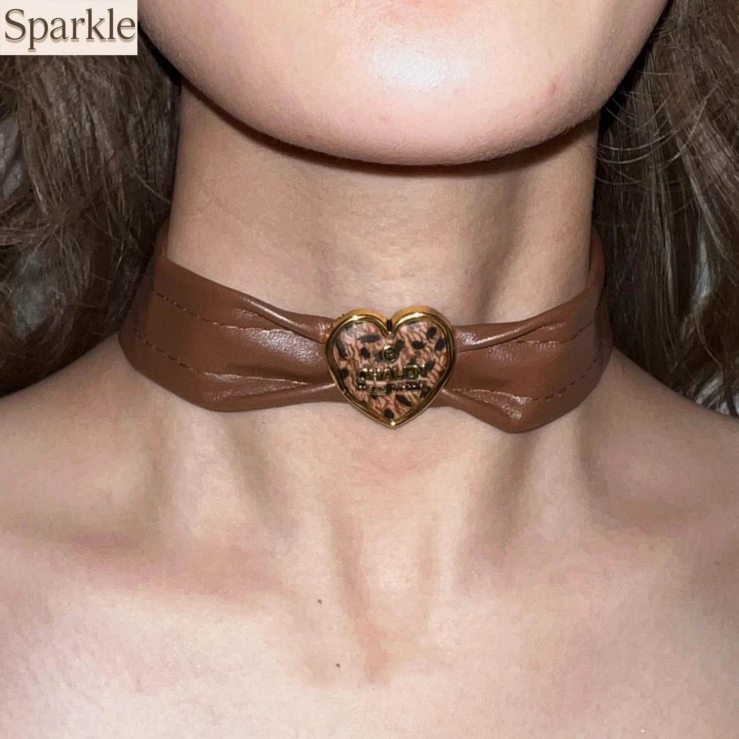 

Vintage Brown Leather Choker with Leopard Print Heart Pendant Maillard Style Light Luxury Y2K Girl Collarbone Chain Neck Jewelry